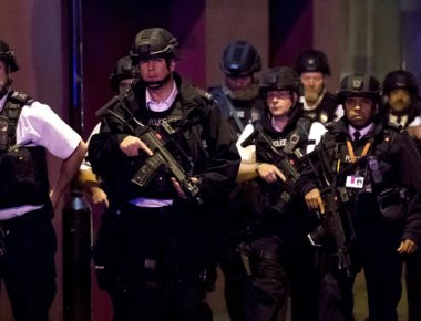 Βρετανία: Κατηγορίες για τρομοκρατία στον 26χρονο που επιτέθηκε σε αστυνομικούς στο Μπάκιγχαμ